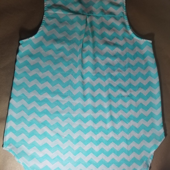 Tops - Picture 5 of 8